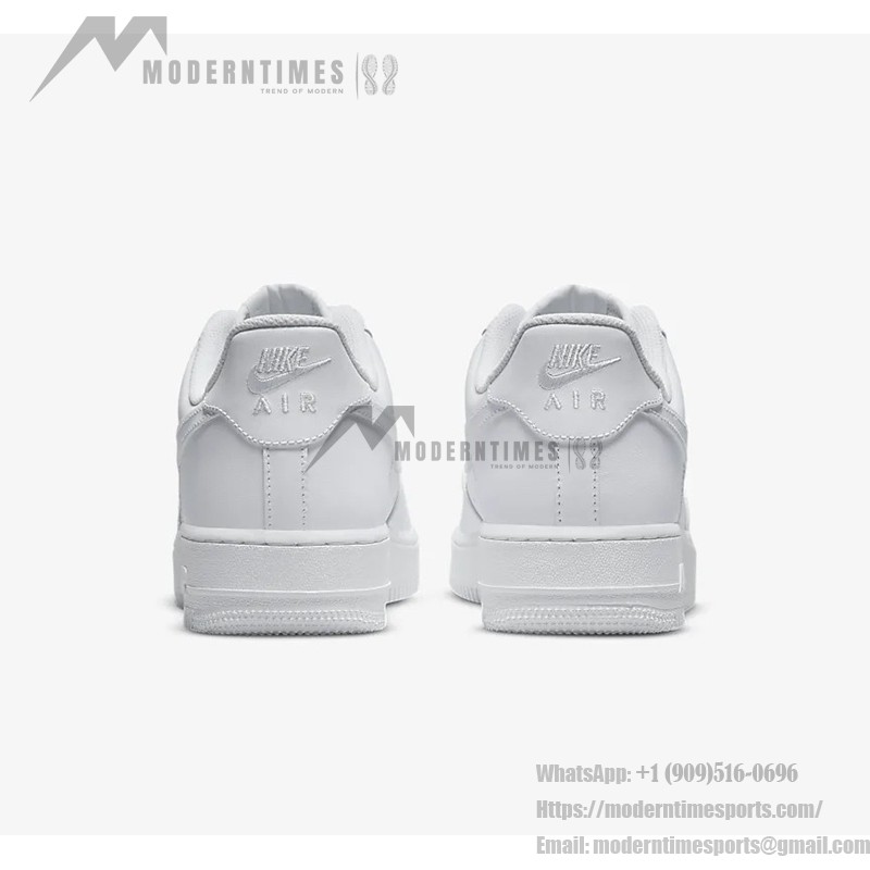 Nike Air Force 1 Low 'トリプル ホワイト' - アイコニックな白いスニーカー Nike Air Force 1 Low 'トリプル ホワイト' - ミニマルな印象の白いクラシック スニーカー