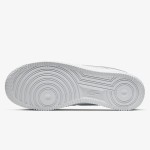 Nike Air Force 1 Low 'トリプル ホワイト' - アイコニックな白いスニーカー Nike Air Force 1 Low 'トリプル ホワイト' - ミニマルな印象の白いクラシック スニーカー