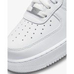 Nike Air Force 1 Low 'トリプル ホワイト' - アイコニックな白いスニーカー Nike Air Force 1 Low 'トリプル ホワイト' - ミニマルな印象の白いクラシック スニーカー