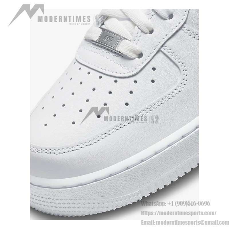 Nike Air Force 1 Low 'トリプル ホワイト' - アイコニックな白いスニーカー Nike Air Force 1 Low 'トリプル ホワイト' - ミニマルな印象の白いクラシック スニーカー