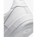 Nike Air Force 1 Low 'トリプル ホワイト' - アイコニックな白いスニーカー Nike Air Force 1 Low 'トリプル ホワイト' - ミニマルな印象の白いクラシック スニーカー