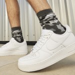 Nike Air Force 1 Low 'トリプル ホワイト' - アイコニックな白いスニーカー Nike Air Force 1 Low 'トリプル ホワイト' - ミニマルな印象の白いクラシック スニーカー