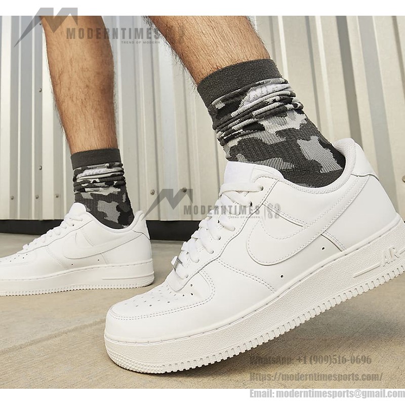Nike Air Force 1 Low 'トリプル ホワイト' - アイコニックな白いスニーカー Nike Air Force 1 Low 'トリプル ホワイト' - ミニマルな印象の白いクラシック スニーカー