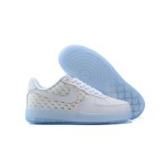 Nike Air Force 1 '07 PRM CK7804-100 Nike Air Force 1 '07 PRM CK7804-100 - リフレクティブスウッシュとアイシーソールを備えたホワイトスニーカー