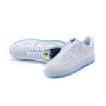 Nike Air Force 1 '07 PRM CK7804-100 Nike Air Force 1 '07 PRM CK7804-100 - リフレクティブスウッシュとアイシーソールを備えたホワイトスニーカー