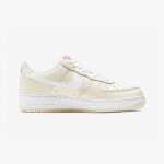 Nike Air Force 1 '07 LV8 "Popcorn" CW2919-100 Nike Air Force 1 '07 LV8 "Popcorn" CW2919-100 - 赤いアクセントが映えるクリームレザースニーカー
