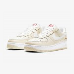 Nike Air Force 1 '07 LV8 "Popcorn" CW2919-100 Nike Air Force 1 '07 LV8 "Popcorn" CW2919-100 - 赤いアクセントが映えるクリームレザースニーカー