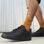 Nike Air Force 1 Low 'トリプル ブラック' - スタイリッシュなオールブラック Nike Air Force 1 Low 'トリプル ブラック' - ミニマルなデザインのオールブラック スニーカー