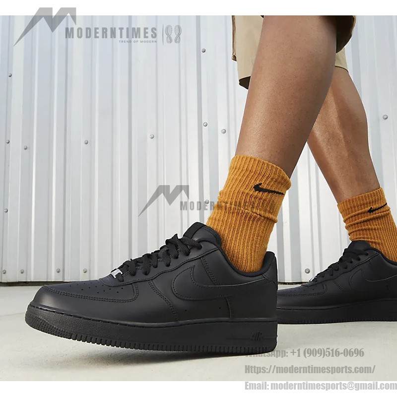 Nike Air Force 1 Low 'トリプル ブラック' - スタイリッシュなオールブラック Nike Air Force 1 Low 'トリプル ブラック' - ミニマルなデザインのオールブラック スニーカー