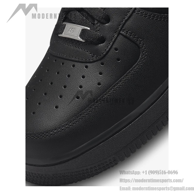 Nike Air Force 1 Low 'トリプル ブラック' - スタイリッシュなオールブラック Nike Air Force 1 Low 'トリプル ブラック' - ミニマルなデザインのオールブラック スニーカー
