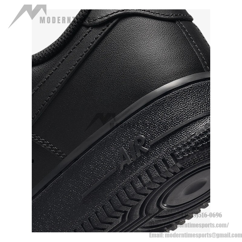 Nike Air Force 1 Low 'トリプル ブラック' - スタイリッシュなオールブラック Nike Air Force 1 Low 'トリプル ブラック' - ミニマルなデザインのオールブラック スニーカー