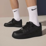 Nike Air Force 1 Low 'トリプル ブラック' - スタイリッシュなオールブラック Nike Air Force 1 Low 'トリプル ブラック' - ミニマルなデザインのオールブラック スニーカー