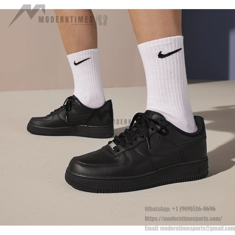 Nike Air Force 1 Low 'トリプル ブラック' - スタイリッシュなオールブラック Nike Air Force 1 Low 'トリプル ブラック' - ミニマルなデザインのオールブラック スニーカー