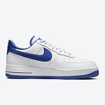 Nike Air Force 1 Low 'White & Game Royal' - 白のスニーカーに大胆な青のスウッシュ Nike Air Force 1 Low 'White & Game Royal' - クラシックな白いスニーカーと青のスウッシュ