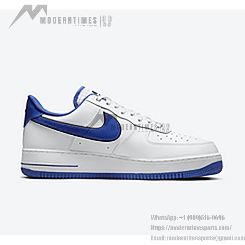 Nike Air Force 1 Low 'White & Game Royal' - 白のスニーカーに大胆な青のスウッシュ Nike Air Force 1 Low 'White & Game Royal' - クラシックな白いスニーカーと青のスウッシュ