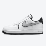 Nike Air Force 1 Low 'ホワイト & メタリック シルバー' - タイムレスな白いスニーカーと黒のアクセント Nike Air Force 1 Low 'ホワイト & メタリック シルバー' - クラシックな白いスニーカーと黒と銀のアクセント
