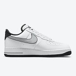Nike Air Force 1 Low 'ホワイト & メタリック シルバー' - タイムレスな白いスニーカーと黒のアクセント Nike Air Force 1 Low 'ホワイト & メタリック シルバー' - クラシックな白いスニーカーと黒と銀のアクセント