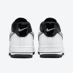Nike Air Force 1 Low 'ホワイト & メタリック シルバー' - タイムレスな白いスニーカーと黒のアクセント Nike Air Force 1 Low 'ホワイト & メタリック シルバー' - クラシックな白いスニーカーと黒と銀のアクセント