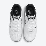 Nike Air Force 1 Low 'ホワイト & メタリック シルバー' - タイムレスな白いスニーカーと黒のアクセント Nike Air Force 1 Low 'ホワイト & メタリック シルバー' - クラシックな白いスニーカーと黒と銀のアクセント