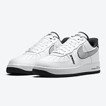 Nike Air Force 1 Low 'ホワイト & メタリック シルバー' - タイムレスな白いスニーカーと黒のアクセント Nike Air Force 1 Low 'ホワイト & メタリック シルバー' - クラシックな白いスニーカーと黒と銀のアクセント
