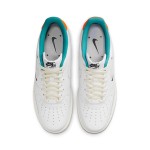 Nike Air Force 1 Low "Next Nature" DM0970-111 サステナブルな白いスニーカー Nike Air Force 1 Low "Next Nature" DM0970-111 オレンジとグリーンのアクセント付きの白いスニーカー