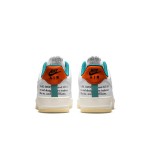 Nike Air Force 1 Low "Next Nature" DM0970-111 サステナブルな白いスニーカー Nike Air Force 1 Low "Next Nature" DM0970-111 オレンジとグリーンのアクセント付きの白いスニーカー