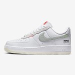 Nike Air Force 1 Low 'Just Do It' - ネオンアクセントが映える白いスニーカー Nike Air Force 1 Low 'Just Do It' - ネオンスウッシュとシグネチャーブランディングが施された白いスニーカー