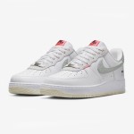 Nike Air Force 1 Low 'Just Do It' - ネオンアクセントが映える白いスニーカー Nike Air Force 1 Low 'Just Do It' - ネオンスウッシュとシグネチャーブランディングが施された白いスニーカー