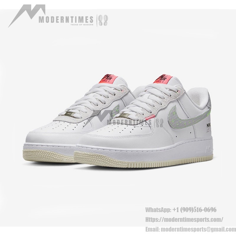 Nike Air Force 1 Low 'Just Do It' - ネオンアクセントが映える白いスニーカー Nike Air Force 1 Low 'Just Do It' - ネオンスウッシュとシグネチャーブランディングが施された白いスニーカー