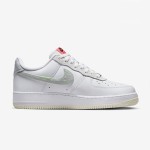 Nike Air Force 1 Low 'Just Do It' - ネオンアクセントが映える白いスニーカー Nike Air Force 1 Low 'Just Do It' - ネオンスウッシュとシグネチャーブランディングが施された白いスニーカー