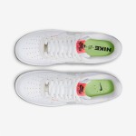 Nike Air Force 1 Low 'Just Do It' - ネオンアクセントが映える白いスニーカー Nike Air Force 1 Low 'Just Do It' - ネオンスウッシュとシグネチャーブランディングが施された白いスニーカー