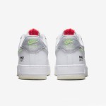 Nike Air Force 1 Low 'Just Do It' - ネオンアクセントが映える白いスニーカー Nike Air Force 1 Low 'Just Do It' - ネオンスウッシュとシグネチャーブランディングが施された白いスニーカー