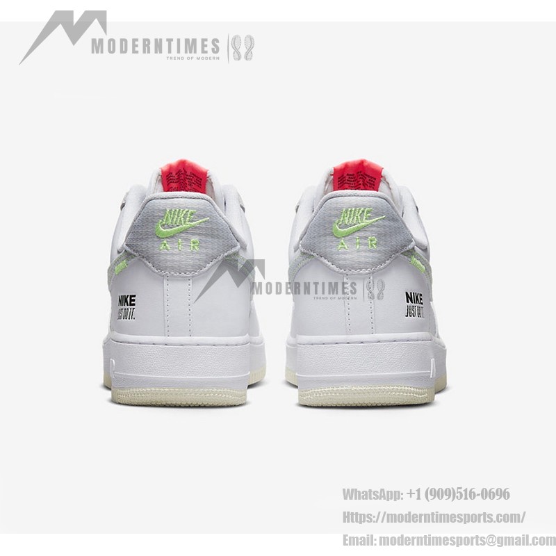 Nike Air Force 1 Low 'Just Do It' - ネオンアクセントが映える白いスニーカー Nike Air Force 1 Low 'Just Do It' - ネオンスウッシュとシグネチャーブランディングが施された白いスニーカー