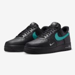 Nike Air Force 1 Low FD0654-001 スニーカー Nike Air Force 1 Low FD0654-001 - 黒レザースニーカー、エメラルドグリーンのスウッシュ付き