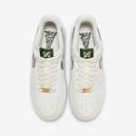 Nike Air Force 1 Low FN8892-191 - クリームスニーカーとブラックスウッシュ Nike Air Force 1 Low FN8892-191 - クリーム色のスニーカー、テクスチャードブラックスウッシュとオレンジアクセント