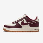 Nike Air Force 1 Low GS DQ5972-100 - スタイリッシュなクリーム&バーガンディスニーカー Nike Air Force 1 Low GS DQ5972-100 - ガムソール付きクリーム&バーガンディスニーカー