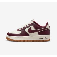 Nike Air Force 1 Low GS DQ5972-100 - ガムソールが特徴のクリーム＆バーガンディスニーカー | 時代を超えたストリートウェアスタイル