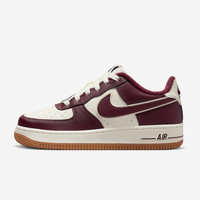 Nike Air Force 1 Low GS DQ5972-100 - ガムソールが特徴のクリーム＆バーガンディスニーカー | 時代を超えたストリートウェアスタイル