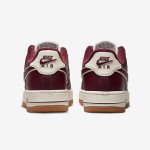 Nike Air Force 1 Low GS DQ5972-100 - スタイリッシュなクリーム&バーガンディスニーカー Nike Air Force 1 Low GS DQ5972-100 - ガムソール付きクリーム&バーガンディスニーカー