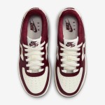 Nike Air Force 1 Low GS DQ5972-100 - スタイリッシュなクリーム&バーガンディスニーカー Nike Air Force 1 Low GS DQ5972-100 - ガムソール付きクリーム&バーガンディスニーカー