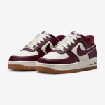 Nike Air Force 1 Low GS DQ5972-100 - スタイリッシュなクリーム&バーガンディスニーカー Nike Air Force 1 Low GS DQ5972-100 - ガムソール付きクリーム&バーガンディスニーカー