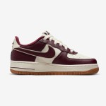 Nike Air Force 1 Low GS DQ5972-100 - スタイリッシュなクリーム&バーガンディスニーカー Nike Air Force 1 Low GS DQ5972-100 - ガムソール付きクリーム&バーガンディスニーカー