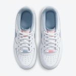 Nike Air Force 1 Low GS 'Double Swoosh' CW1574-100 - スタイリッシュなホワイトスニーカー Nike Air Force 1 Low GS 'Double Swoosh' CW1574-100 - パステルピンクとブルースウッシュのホワイトスニーカー