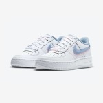 Nike Air Force 1 Low GS 'Double Swoosh' CW1574-100 - スタイリッシュなホワイトスニーカー Nike Air Force 1 Low GS 'Double Swoosh' CW1574-100 - パステルピンクとブルースウッシュのホワイトスニーカー
