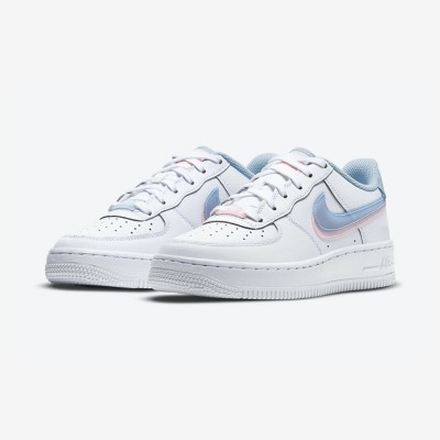 Nike Air Force 1 Low GS 'Double Swoosh' CW1574-100 - パステルピンク＆ブルーのスウッシュが特徴のホワイトスニーカー | 若々しいストリートスタイルに最適