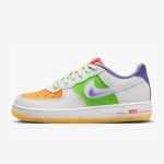 Nike Air Force 1 Low GS FD1036-100 - ビビッドなマルチカラースニーカー Nike Air Force 1 Low GS FD1036-100 - オレンジ、グリーン、パープル、ピンクのアクセントと半透明パープルスウッシュが特徴のホワイトスニーカー