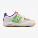 Nike Air Force 1 Low GS FD1036-100 - ビビッドなマルチカラースニーカー Nike Air Force 1 Low GS FD1036-100 - オレンジ、グリーン、パープル、ピンクのアクセントと半透明パープルスウッシュが特徴のホワイトスニーカー