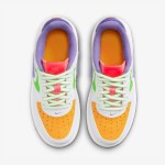 Nike Air Force 1 Low GS FD1036-100 - ビビッドなマルチカラースニーカー Nike Air Force 1 Low GS FD1036-100 - オレンジ、グリーン、パープル、ピンクのアクセントと半透明パープルスウッシュが特徴のホワイトスニーカー