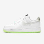 ナイキ エア フォース 1 ロー 'Have A Nike Day' - ホワイト & ネオングリーン ナイキ エア フォース 1 ロー 'Have A Nike Day' - 透明なスウッシュとネオングリーンソールを備えたホワイトスニーカー