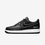Nike Air Force 1 Low 'Hello' - ホワイトアクセントと「Hello」ブランドが特徴のブラック Nike Air Force 1 Low 'Hello' ホワイトアクセントと「Hello」ブランドのブラックスニーカー